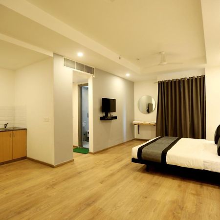 The Roseman Hotel & Suites Ghaziabad Bagian luar foto
